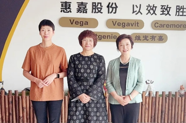 咸宁市政协副主席竺鸰莅临尊龙凯时人生就是搏调查领导